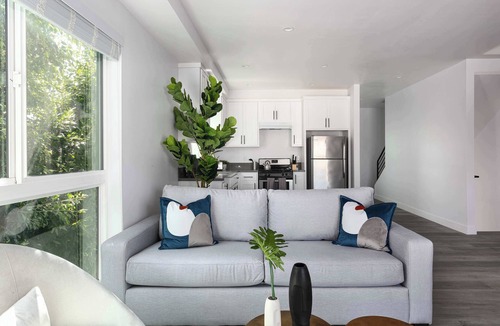 Mid City House | Spacious 5BR Townhouse | Free Parking Included