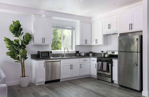 Mid City House | Spacious 5BR Townhouse | Free Parking Included
