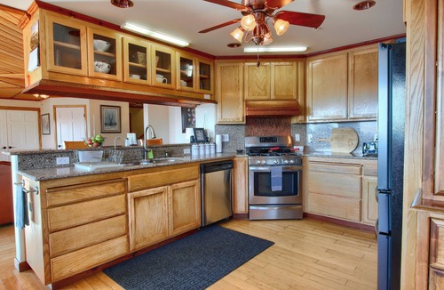 Ahwahnee House | Spacious 6-bedroom Estate with Private Lake, near Yosemite
