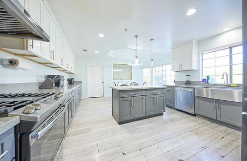 Alhambra House | Spacious 6 bedroom house with pool
