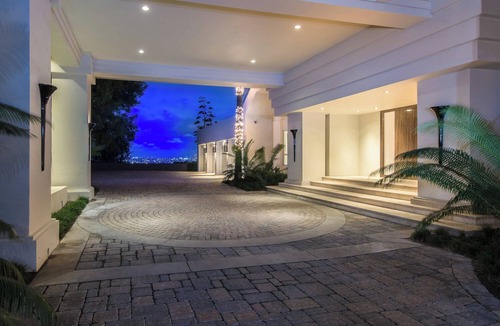 Hollywood Hills West House | Spacious 6-bedroom estate in fantastic Los Angeles with WiFi, AC, fitness room