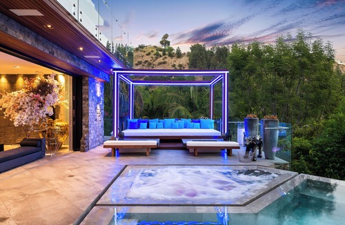 Hollywood Hills West House | Spacious 6-bedroom house in delightful Los Angeles with WiFi, AC, fitness room