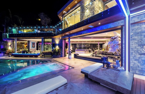 Hollywood Hills West House | Spacious 6-bedroom house in delightful Los Angeles with WiFi, AC, fitness room