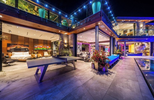 Hollywood Hills West House | Spacious 6-bedroom house in delightful Los Angeles with WiFi, AC, fitness room