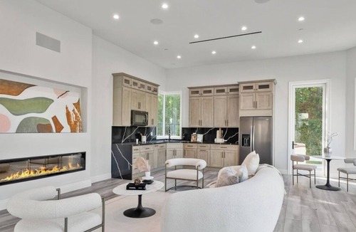 Tarzana House | Spacious 6-bedroom house with WiFi, AC in amazing Los Angeles