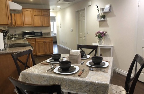 Alhambra Condo | Spacious 910 sqft, firm king + firm queen, 1 block from Starbucks, parking incl.