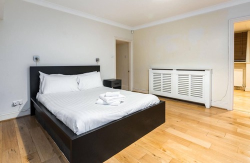 Camden Apartment | Spacious and Bright 3BD Home in Belsize Park