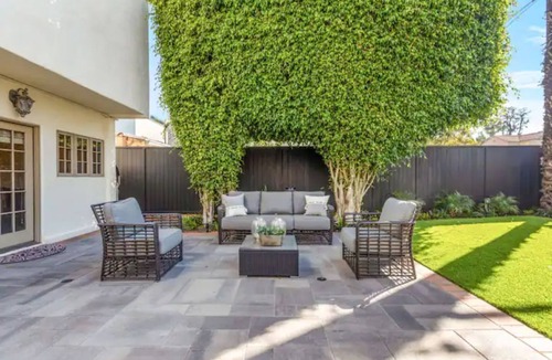 Miracle Mile Apartment | Spacious and Charming Miracle Mile Mansion
