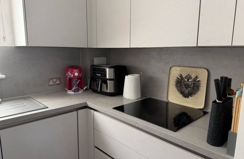 Leyton House | Spacious and Cozy House for Rent - Sleeps 6 - East London