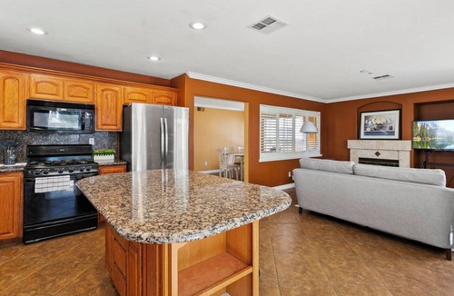 Fontana House | Spacious and Elegant Home on Yorktown Ct #41817