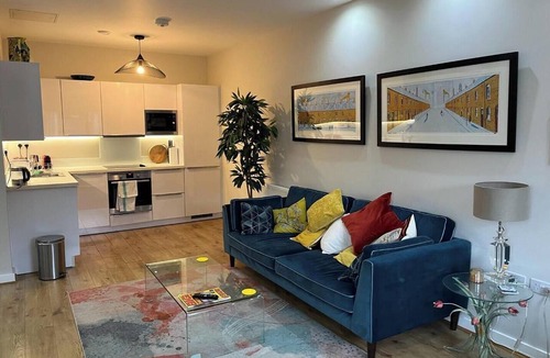 Prince's Apartment | Spacious and Modern 1BD Flat w Balcony in Lambeth