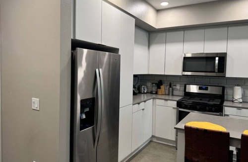 Hollywood Apartment | Spacious and Modern 3 bedroom 2 bath unit