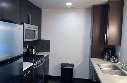 Hollywood Apartment | Spacious and Stylish Apt