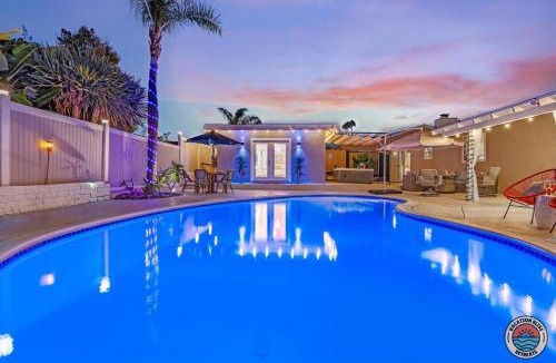 San Carlos House | Spacious and Stylish 5BR with Pool plus Guest House