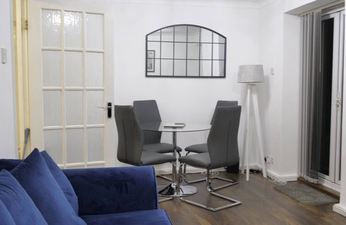Edgbaston Apartment | Spacious appt|4 beds|sleeps 5| Free parking| close to city| Netflix