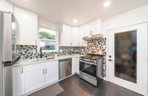 Coastal San Pedro House | Spacious & Beautiful 3-bedroom 3 1/2 bath ocean-dreamscape