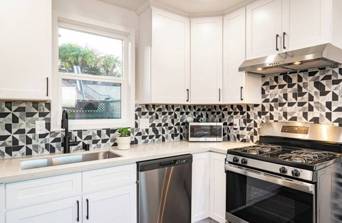Coastal San Pedro House | Spacious & Beautiful 3-bedroom 3 1/2 bath ocean-dreamscape