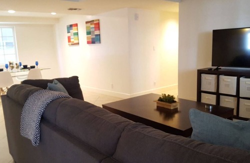 Beverly Grove Apartment | Spacious Beverly Hills 2 Bed w/Parking