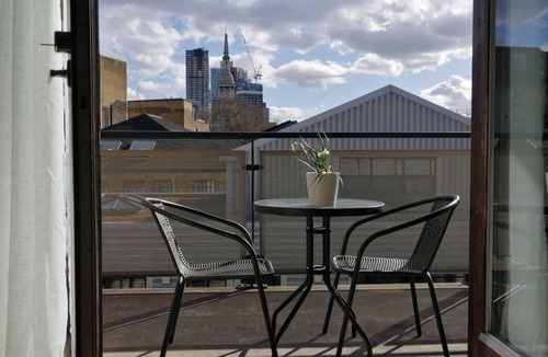 Haggerston Apartment | Spacious bright top floor apt w/view, gym, courtyard in the heart of Shoreditch