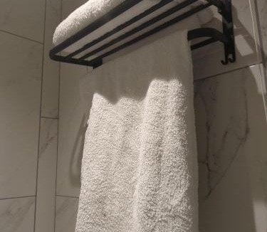 Cubitt Town Bed & Breakfast | Spacious Cabin London Canary Wharf Free Parking B&B