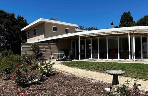 Woodside House | Spacious California Wooded Retreat