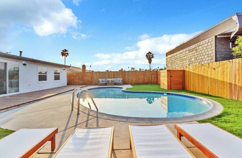 Serra Mesa House | Spacious & Central 5-bedroom house in San Diego with Pool + Firepit, Sleeps 11