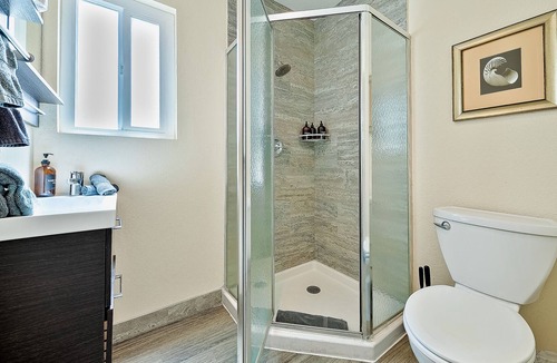South Mission Beach Apartment | Spacious condo just steps to sand & central location with sundeck & views