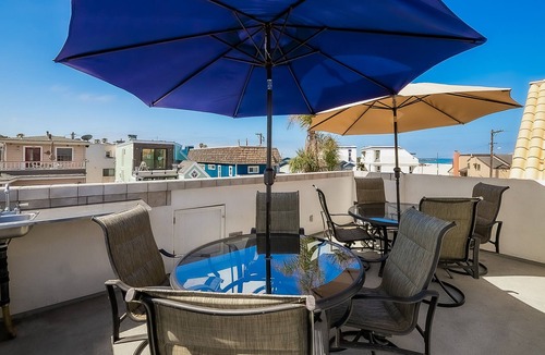 South Mission Beach Apartment | Spacious condo just steps to sand & central location with sundeck & views