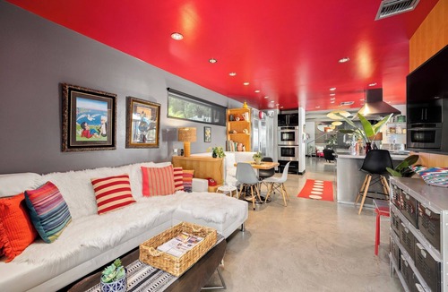 Hollywood Hills House | Spacious, cosy 4-bedroom house w/stunning views in LA- WiFi, pool, 6 TV's