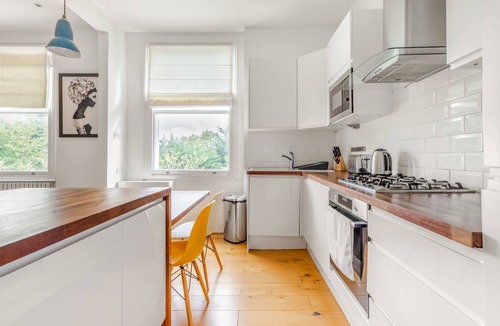 Kilburn Apartment | Spacious designer duplex. Fabulous location