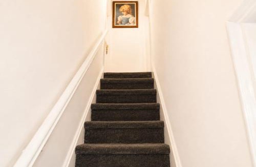 Wolverhampton House | Spacious Double Room with TV & Fast Wi-Fi