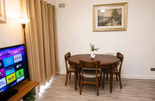Wolverhampton House | Spacious Double Room with TV & Fast Wi-Fi