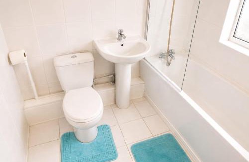 Wolverhampton House | Spacious Double Room with TV & Fast Wi-Fi