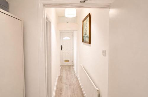 Wolverhampton House | Spacious Double Room with TV & Fast Wi-Fi