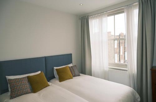 Ravenscourt Park Apartment | Spacious Duplex Flat West London for Families & Groups