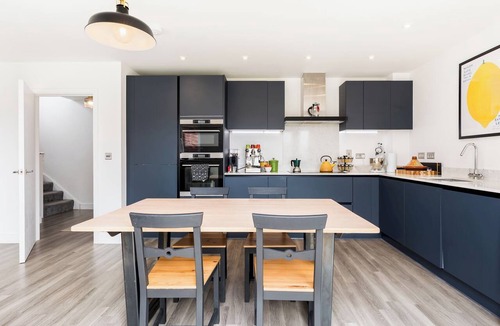 Warwick House | Spacious, Family Home Near Warwick Castle & L Spa - Pass the Keys