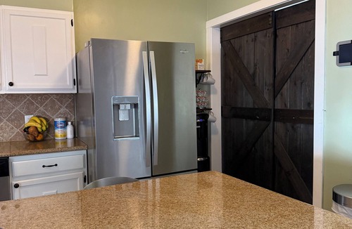 Lakeside House | Spacious Family Getaway – Pet & Kid Friendly!