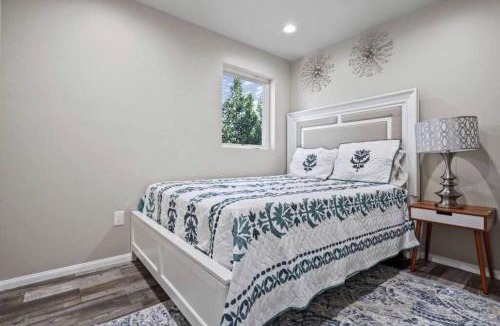 Valencia House | Spacious family Guesthouse private entry near six flags