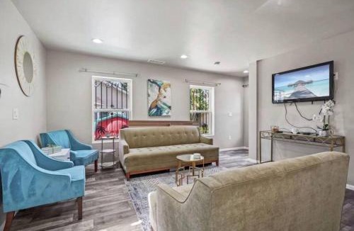 Valencia House | Spacious family Guesthouse private entry near six flags