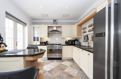 Surbiton House | Spacious Family Home with Garden and Parking - Pass the Keys