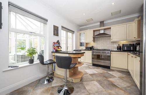 Surbiton House | Spacious Family Home with Garden and Parking - Pass the Keys