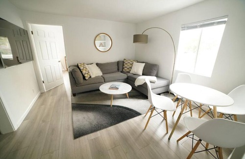 West Hollywood House | Spacious Family Home in LA - 3BR