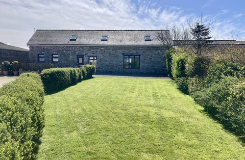 Crynant Cottage | Spacious Farm Cottage Near Rhossili Beach
