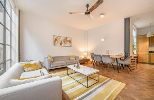 Fitzrovia Apartment | Spacious Fitzrovia Retreat with A/C