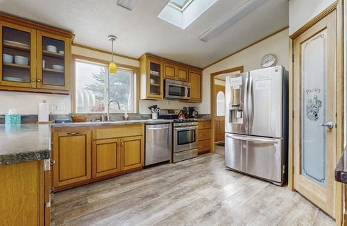 Loleta House | Spacious getaway w/marvelous bay and beach views, jetted tub, & gas grill