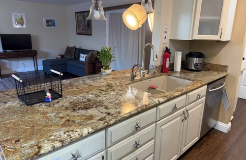 Huntington Beach House | Spacious HB Retreat–Walk to Beach-Perfect 4 Pacific Airshow-Surf Beach Room