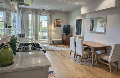 Greater Wilshire - Hancock Park House | Spacious Hollywood Townhouse w/Modern Amenities, Prime Location with AC & WIFI