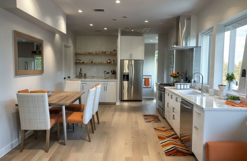 Greater Wilshire - Hancock Park House | Spacious Hollywood Townhouse w/Modern Amenities, Prime Location with AC & WIFI