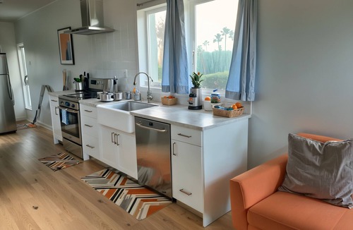 Greater Wilshire - Hancock Park House | Spacious Hollywood Townhouse w/Modern Amenities, Prime Location with AC & WIFI