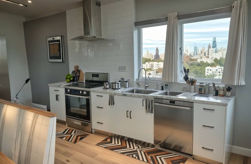 Greater Wilshire - Hancock Park House | Spacious Hollywood Townhouse w/Modern Amenities, Prime Location with AC & WIFI